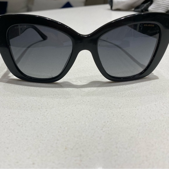 Beautiful Versace sunglasses - Picture 2 of 4